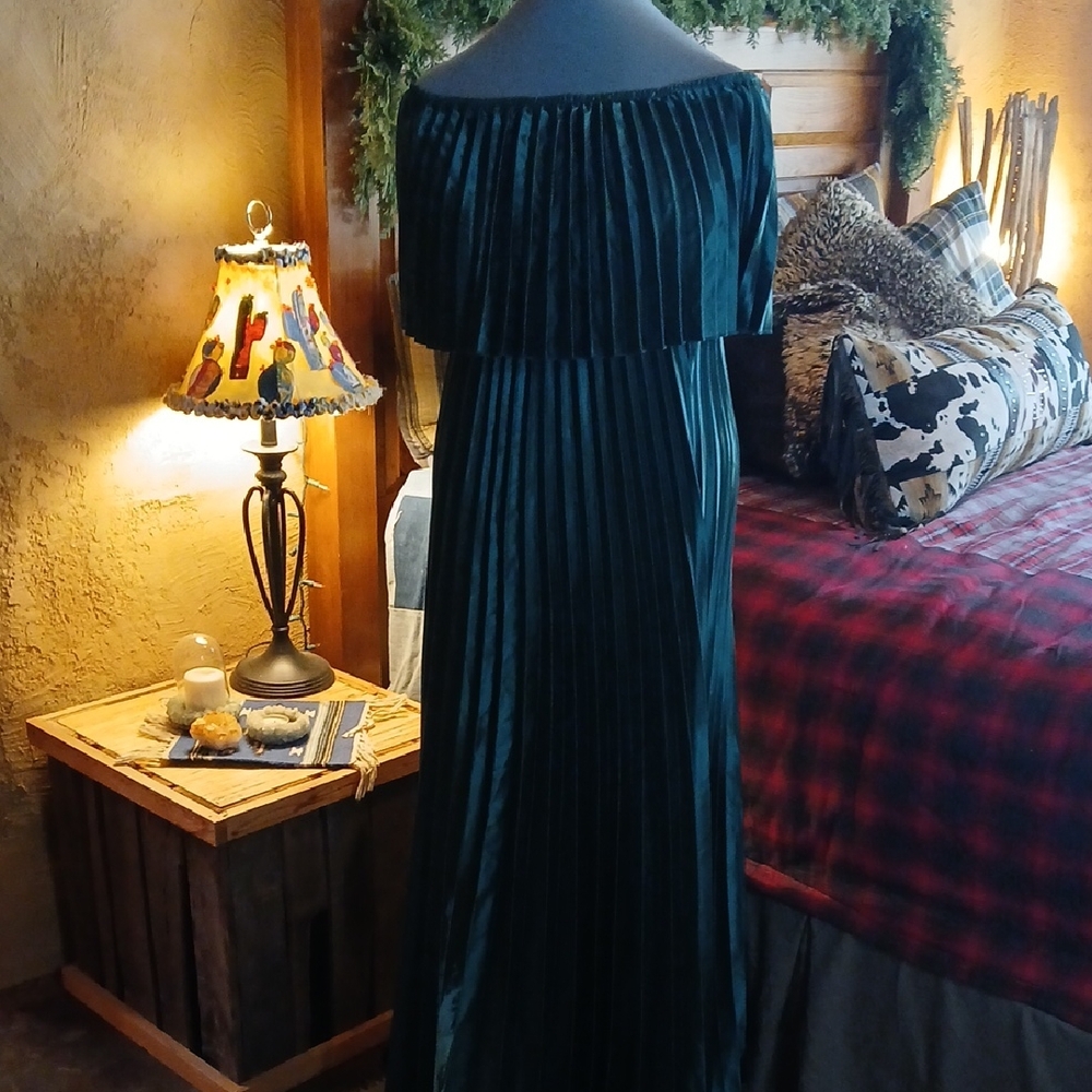 Elegant Dark Green Pleated Off-Shoulder Dress